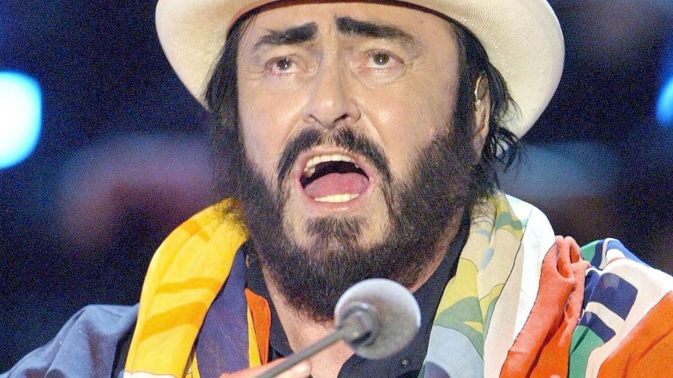 Der echte Luciano Pavarotti - 2003 bei einem „Wetten, dass..?“-Auftritt. (Archivbild) Foto: Uli Deck/dpa-pool/dpa
