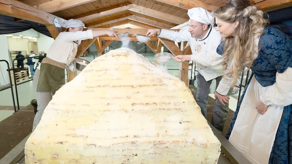 Die Dresdner Stollenbäcker haben ihren Riesenstollen zusammengesetzt. Foto: Sebastian Kahnert
