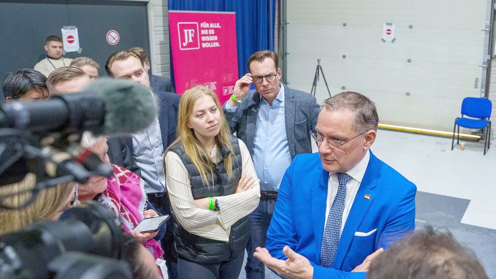 AfD- Chefin Tino Chrupalla im Gespräch mit Reportern am Rande des Gründungskongresses der neuen AfD-Jugendorganisation Generation Deutschland. Foto: Thomas Frey