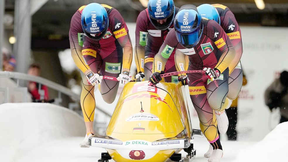 Francesco Friedrich holt im Viererbob mit Tim Becker, Alexander Schueller und Felix Straub den ersten Saisonsieg. Foto: Matthias Schrader/AP/dpa