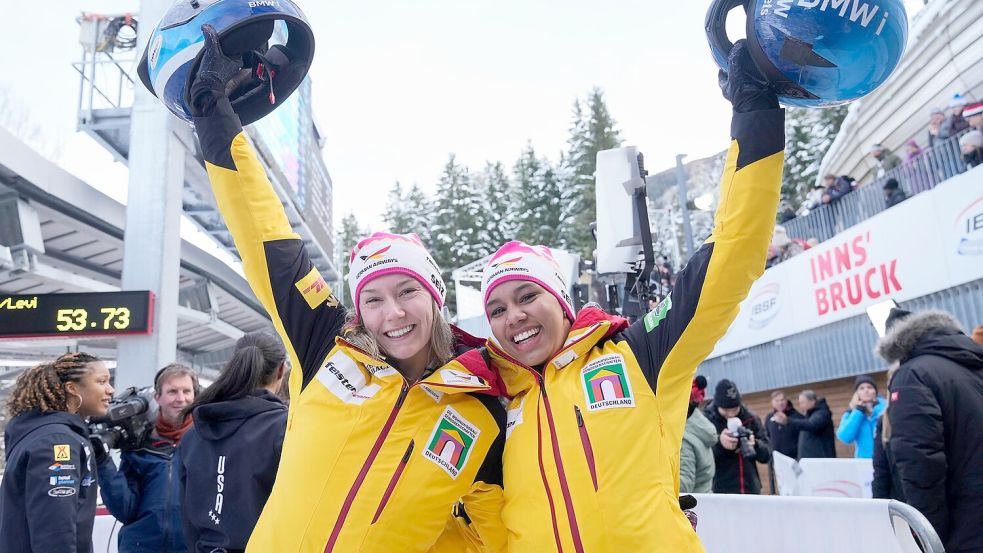 Laura Nolte (l) und Deborah Levi gewinnen souverän im Zweierbob. Foto: Matthias Schrader/AP/dpa