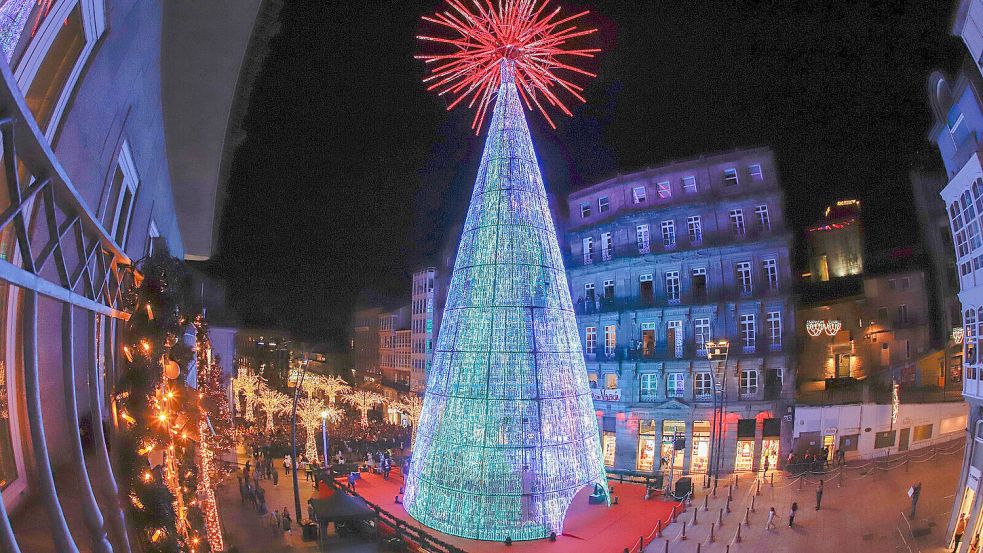 Vigos Weihnachtsrausch: Der Christbaum ist 45 Meter hoch und wird von 100.000 LEDs erleuchtet. Foto: Stadt Vigo
