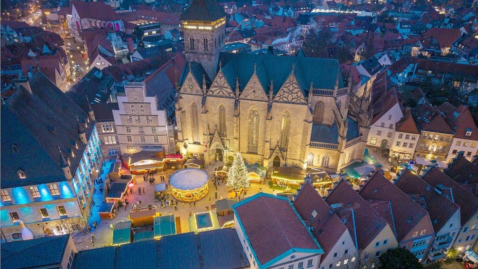 Der Osnabrücker Weihnachtsmarkt von oben. Um diese Aufnahmen machen zu dürfen, braucht man eine spezielle Genehmigung, die hier vorlag. Einfach so fliegen ist nicht erlaubt. Foto: André Havergo