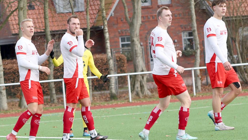 Die SVG-Spieler Janek Freudenberg (von links), Alexander Geis, Ralf Aden und Klaas Bikker konnten es nicht fassen: Kurz vor dem Pausenpfiff ging Leer in Großefehn mit 2:1 in Führung. Foto: Helmut Vortanz