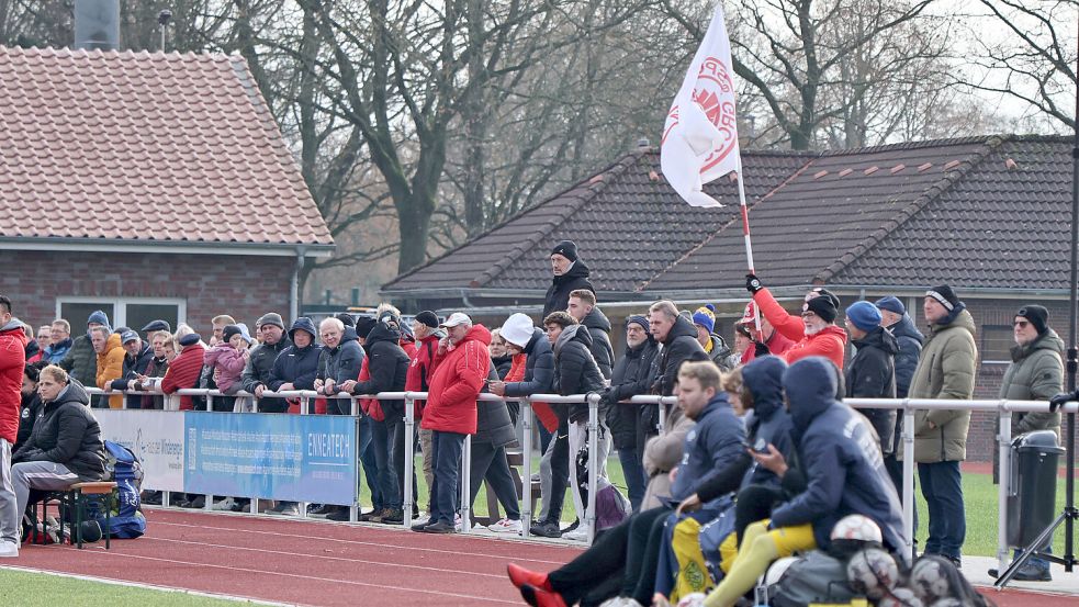 Im zweiten Durchgang wurde die SVG-Fahne häufiger geschwenkt. Grund waren zwei verwandelte Elfmeter und zahlreiche Großchancen für Großefehn. Foto: Helmut Vortanz