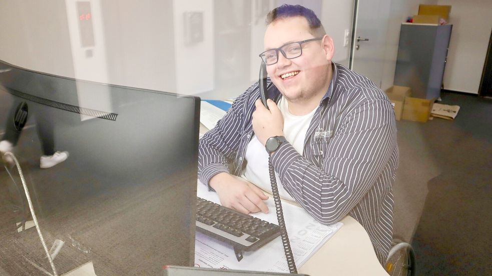 Hier fühlt er sich wohl: Holger Jürgens an seinem Arbeitsplatz im Empfang des Kreishauses in Aurich. Foto: Agentur für Arbeit
