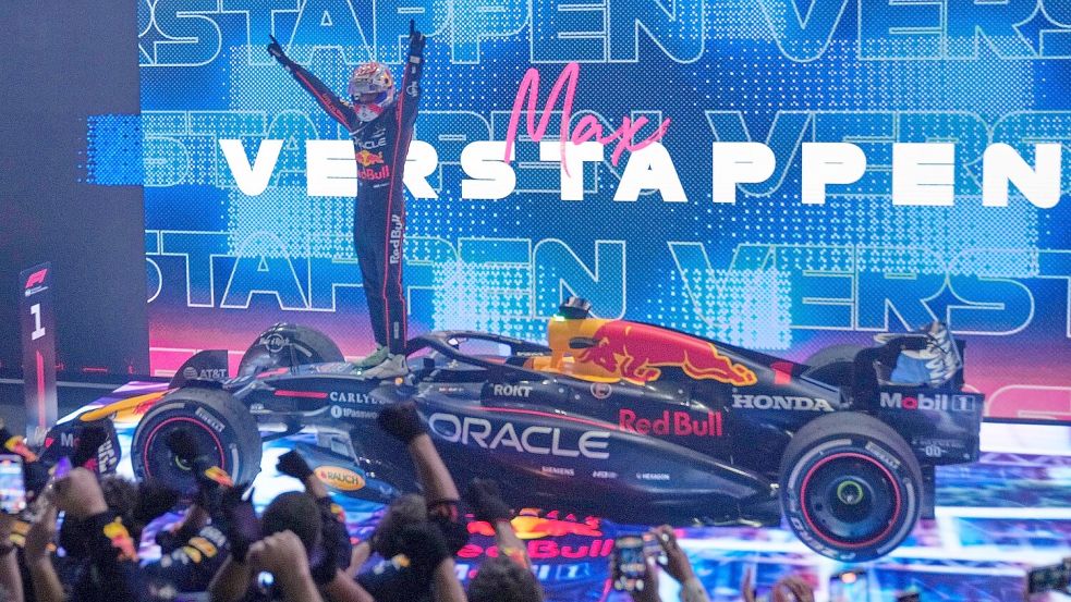 Der Weltmeister auf der Siegerbühne. Foto: Altaf Qadri/AP/dpa