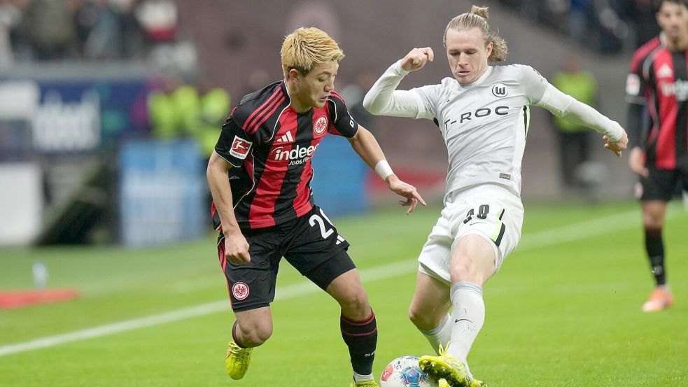 Lieferten sich eine umkämpfte Partie: Eintracht Frankfurt um Ritsu Doan (l) und der VfL Wolfsburg um Patrick Wimmer (r). Foto: Thomas Frey