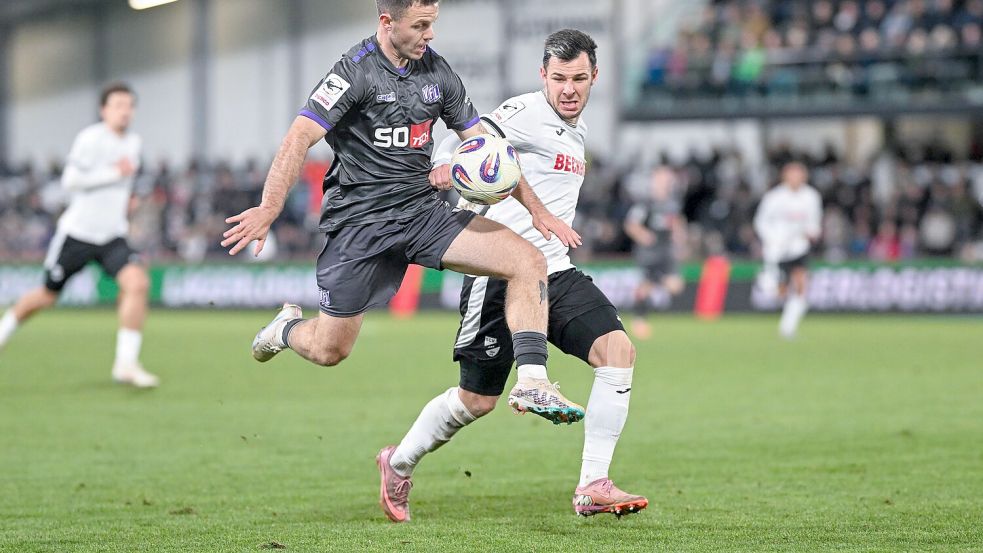 Nachbarn im direkten Duell: Patrick Kammerbauer (Osnabrück) im Zweikampf gegen Niko Kijewski (Verl). Foto: Michael Titgemeyer
