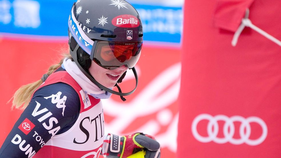 Mikaela Shiffrin feierte im dritten Slalom der Saison den dritten Sieg. Foto: John Locher/AP/dpa