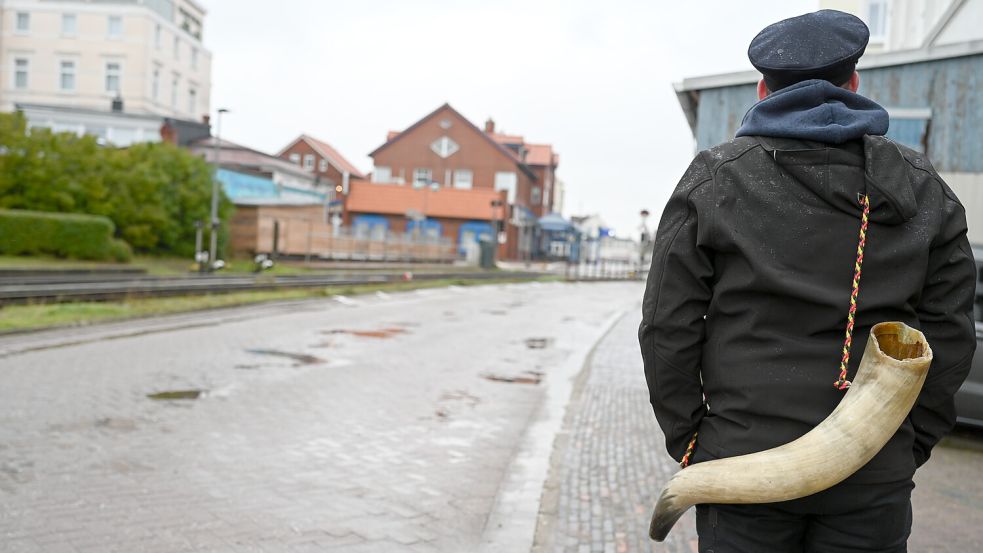 Das Kuhhorn gilt als eines der wichtigsten Symbole für das Klaasohm-Fest. Foto: Lars Penning/dpa