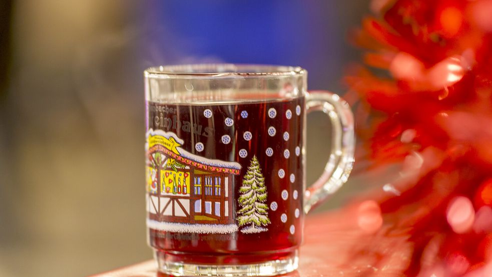 Individuell gestaltete Becher werden von Weihnachtsmarktbesuchern gern als Souvenir mit nach Hause genommen. Foto: dpa/Andreas Arnold