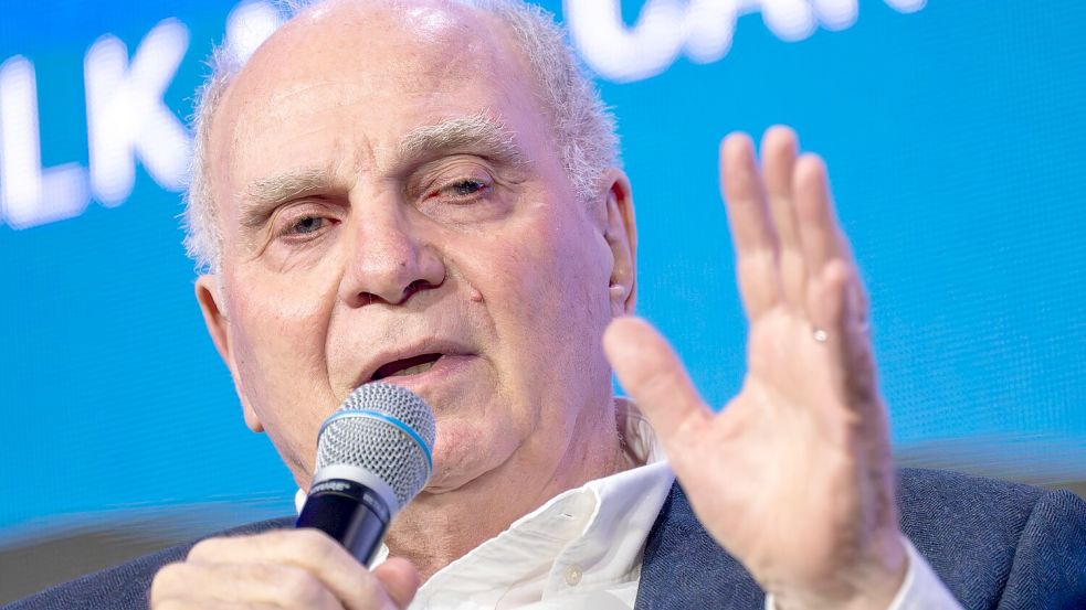 Uli Hoeneß spricht auf einem Kongress über Fußball-Themen und den FC Bayern. Foto: Peter Kneffel/dpa