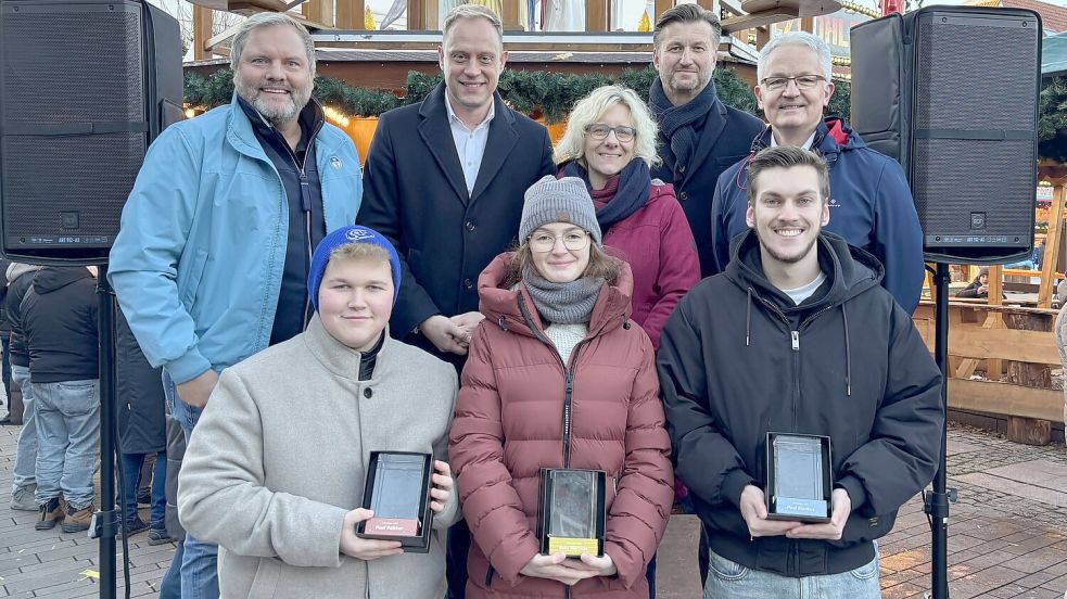 Drei junge Ostfriesen schafften es, die Menschen zu erreichen. Paul Bakker (vorne von links), Eske Martens und Paul Markus belegten die ersten Plätze beim „Young-People-Award“. Die Verleihung wurde moderiert von Udo Hippen (Verlagsleiter ON, hinten von links). Wiard Siebels (SPD) sprach als Vertreter für Schirmherr Olaf Lies (Ministerpräsident Niedersachsen, SPD). Cathrin Meenken (Pastorin), Stephan Schmidt (Chefredakteur ON) und Rüdiger Musolf (Schulleiter Ulricianum) sprachen als Laudatoren für die Gewinner. Foto: Lasse Paulsen