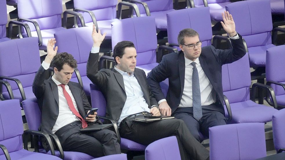 Carl-Philipp Sassenrath (l-r), Johannes Winkel und Sebastian Schmidt, Mitglieder der Jungen Gruppe der Union, sitzen in der Debatte zum Bundeshaushalt im Bundestag. Foto: dpa/Michael Kappeler