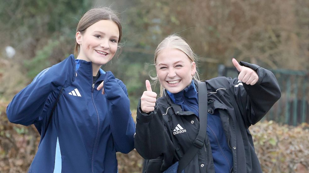Die Dietrichsfelderinnen Mia Born (links) und Lana Gronewold waren vor dem Start der Holzgruppe noch zuversichtlich. Im Ziel gab es eine andere Gemütslage. Foto: Wilfried Gronewold
