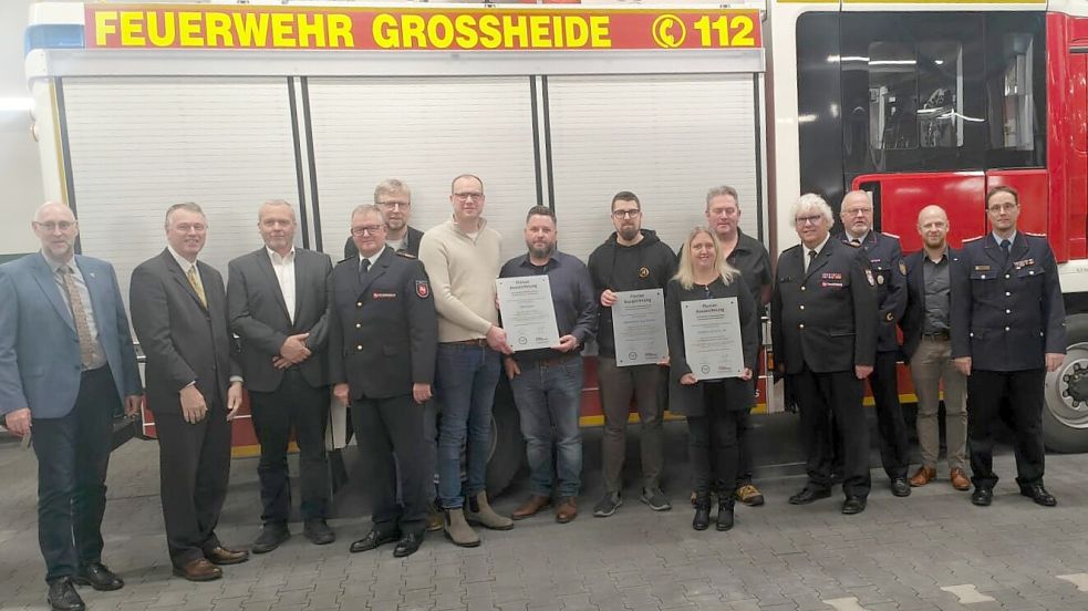 Die Geehrten und Vertreter der Feuerwehr. Foto: FVO/ Feuerwehrverband Ostfriesland
