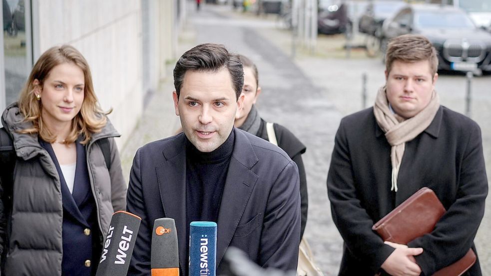 JU-Chef Johannes Winkel will bei der Abstimmung über das umstrittene Rentenpaket der Koalition mit Nein stimmen. Doch in einer Erklärung halten sich die jungen „Renten-Rebellen“ in der Union eine Hintertür offen. Foto: Kay Nietfeld/dpa