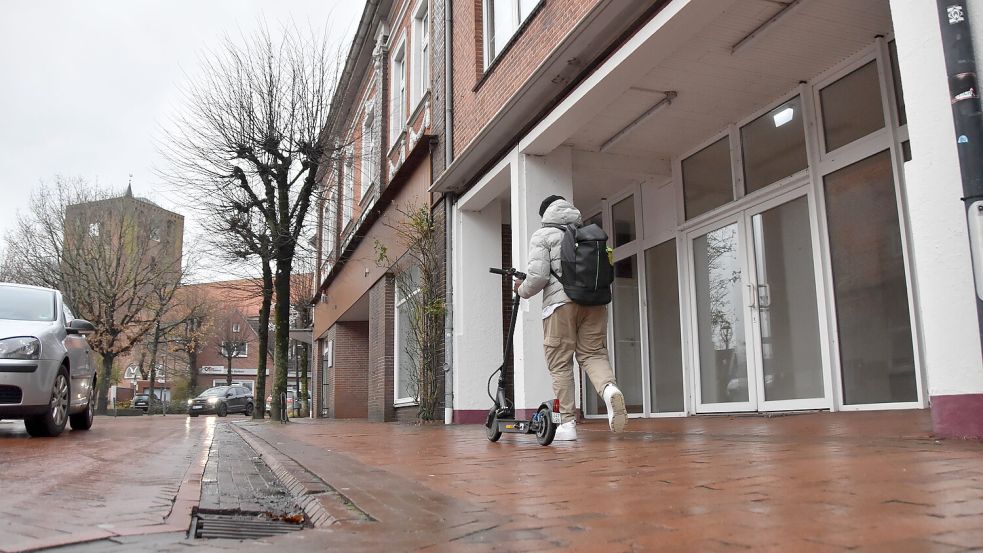 In Sichtweite zum Störtebekerturm soll „Manni‘s Manufaktur“ in der Rosenstraße 7 in Marienhafe (rechts) im kommenden Jahr eröffnet werden. Foto: Thomas Dirks