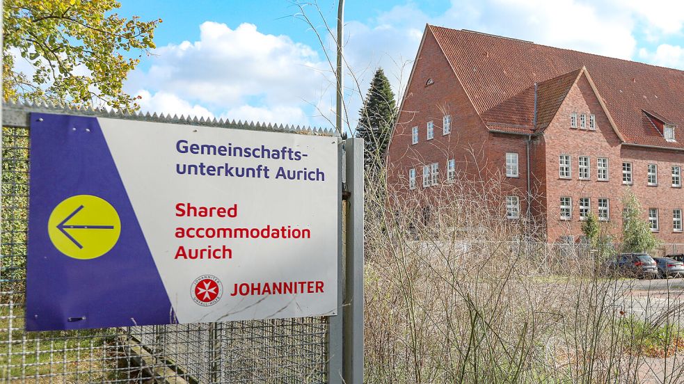 Ein Schild weist in der ehemaligen Auricher Kaserne auf die Gemeinschaftsunterkünfte für Flüchtlinge hin. Foto: Romuald Banik