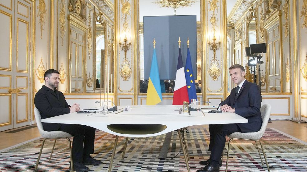 Macron und Selenskyj haben mit Verbündeten über die Gespräche für ein Ende des Krieges in der Ukraine beraten. Foto: Christophe Ena/Pool AP/AP/dpa