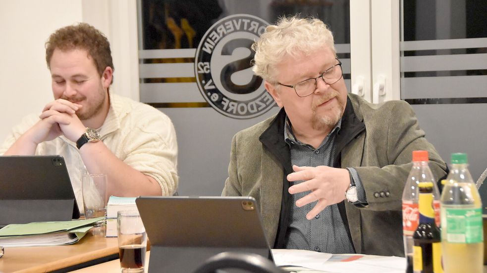 Brookmerlands Kämmerer Stephan Weers (hier rechts neben seinem Verwaltungskollegen Guido Feldmann) kündigte in der Ratssitzung in Leezdorf die Gründung einer GmbH an. Foto: Thomas Dirks