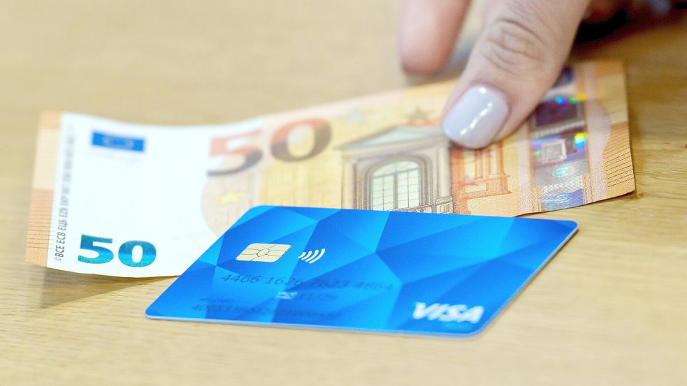 Die Einführung der Bezahlkarte, hier ein Symbolfoto, läuft laut Verwaltung im Kreis Aurich recht reibungslos. Foto: DPA