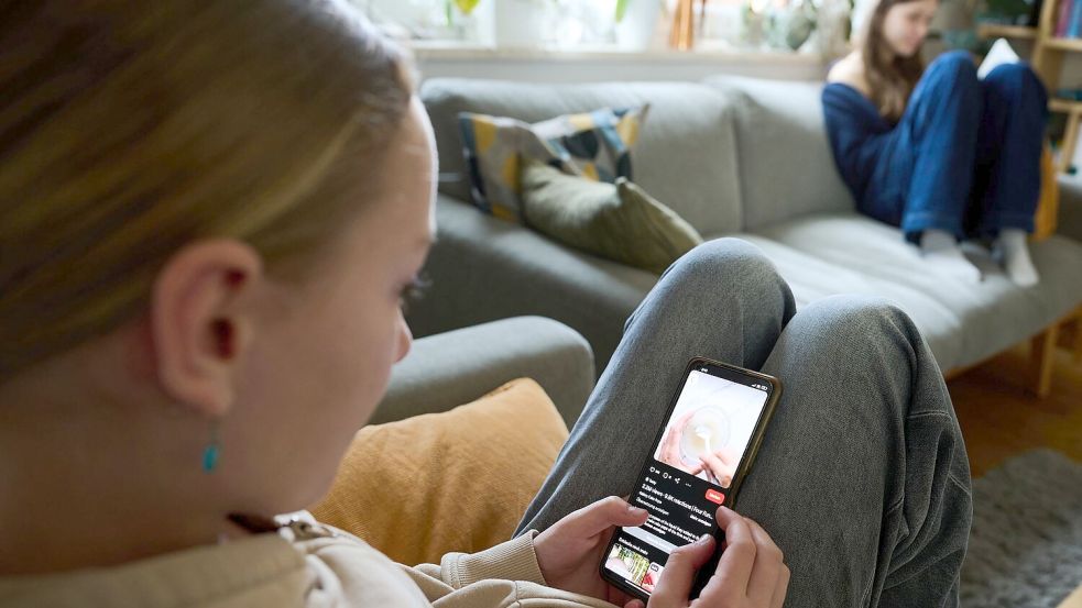 Einem an das Geblinker sozialer Medien gewöhnten Gehirn kann es schwerfallen, ausdauernd zu lesen. (Archivbild) Foto: Annette Riedl