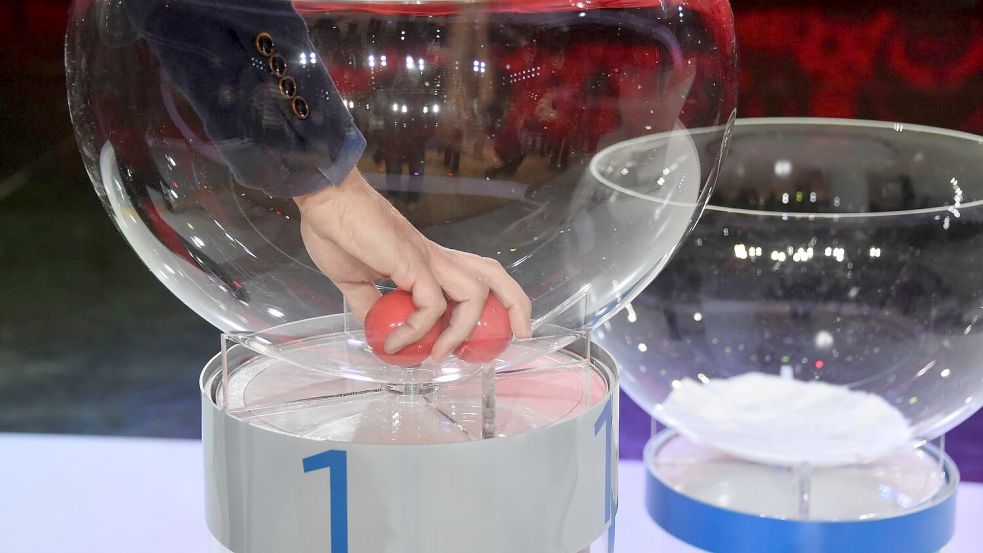 48 Mannschaften nehmen an der Fußball-WM 2026 teil. (Archivbild) Foto: Marcus Brandt