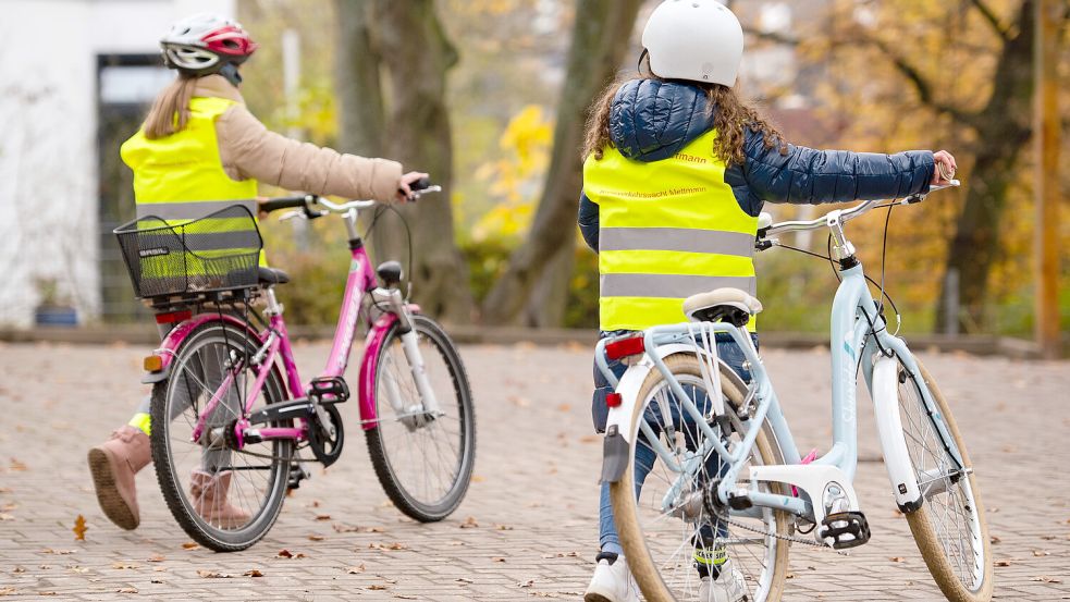 Mit Warnwesten und Reflektorbändern sind Kinder auch in der dunklen Jahreszeit auf Schulweg besonders gut sichtbar. Foto: DPA