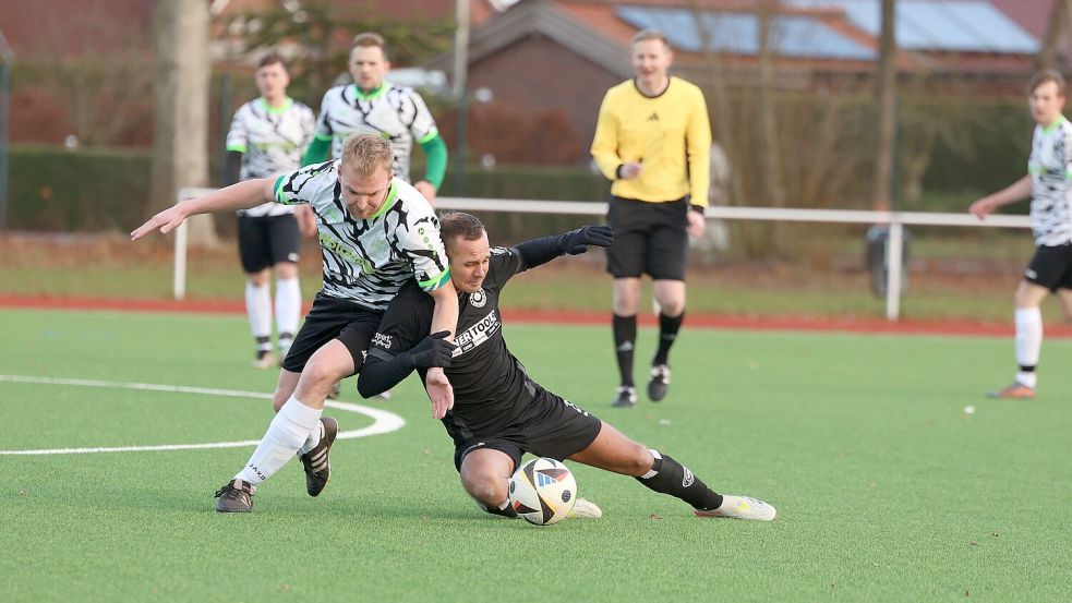 Großefehn schoss gegen Wiesens drei Tore in den letzten zehn Minuten und gewann mit 4:0. Foto: Wilfried Gronewold