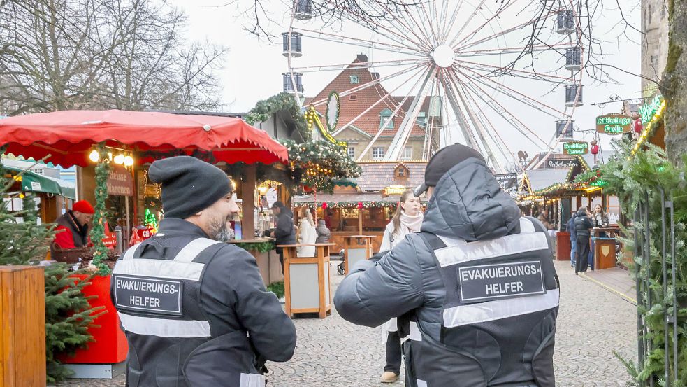 Das ist neu auf dem Osnabrücker Weihnachtsmarkt: Evakuierungshelfer sind Teil des erweiterten Sicherheitskonzepts und sollen im Ernstfall bei der Orientierung helfen. Foto: Jörn Martens