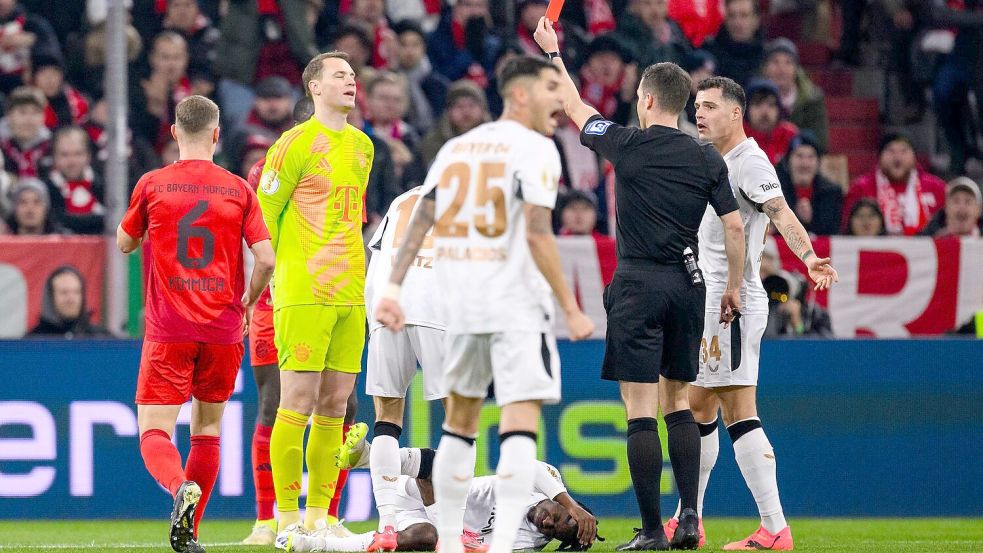 Pokalsperre vorbei: Nach seiner Roten Karte beim Achtelfinal-Aus gegen Bayer Leverkusen darf Manuel Neuer (2.vl) in Berlin wieder im Tor stehen. Foto: Tom Weller