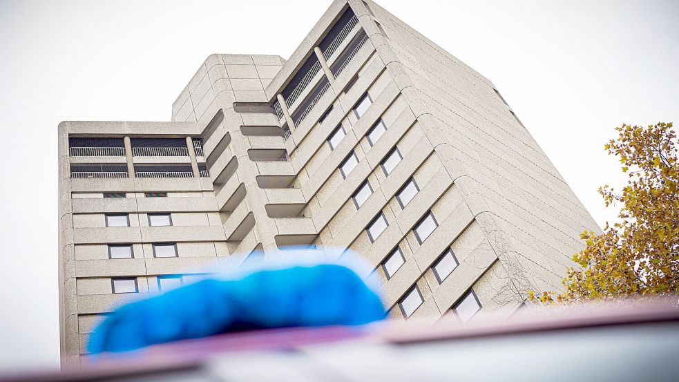 Jede Hilfe zu spät: Aus einem Hochhaus wie diesem in Hamburg fiel Saif Ibrahim. Foto: Moritz Frankenberg