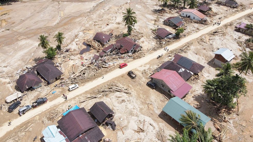 Viele Dörfer sind in den Schlammassen versunken. Foto: Binsar Bakkara/AP/dpa