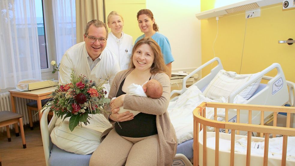 Frauenheilkunde-Chefarzt Privatdozent Dr. Dr. Yves Garnier und das Geburtshilfe-Team gratulierten Marina Brant zu Tochter Adelina. Foto: Jens Lintel
