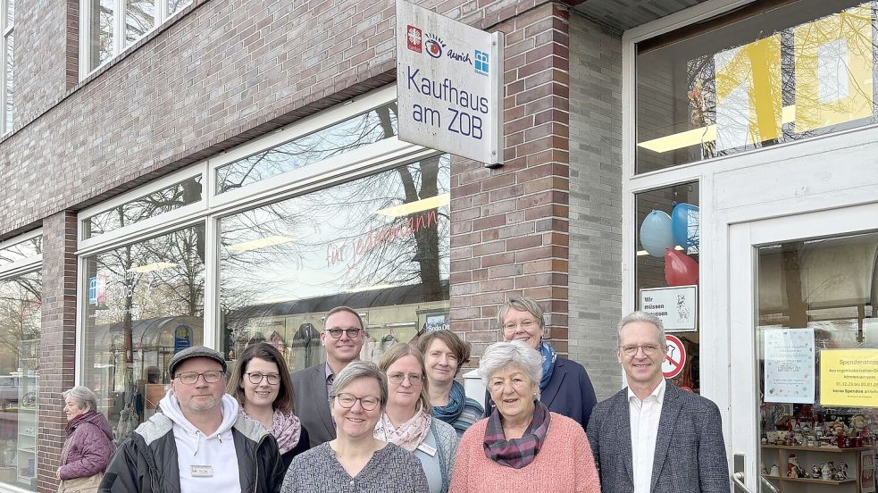 Feierten das zehnjährige Bestehen des Sozialen Kaufhauses: Simon Sanders (Soziales Kaufhaus, von links), Helga Christians und Frank Hinrichs (Jobcenter), Susanne Rötgert (Caritas), Simone Granitzka (Soziales Kaufhaus), Claudia Nordemann (ehemalige Leitung Soziales Kaufhaus), Ilse Rüttgens-Schlette (Ehrenamtlerin), Mechthild Twickler (Leitung Soziales Kaufhaus) und Tido Janssen (Superintendent) (von links). Foto: Mieke Matthes
