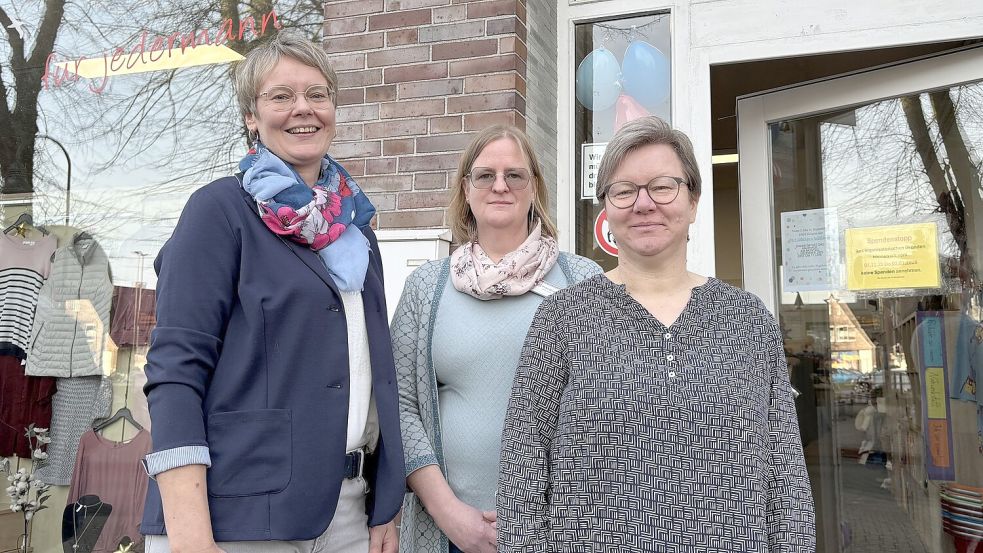 Überzeugt von Konzept und Team: Mechthild Twickler (Kaufhausleitung, von links), Simone Granitzka (stellv. Kaufhausleitung) und Susanne Rötgert (Caritasverband Ostfriesland). Foto: Mieke Matthes