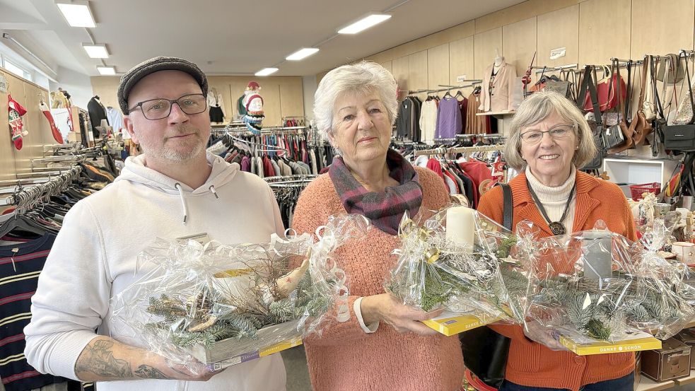 Wurden für ihre zehnjährige Tätigkeit im Sozialen Kaufhaus geehrt: Simon Sanders (von links), Ilse Rüttgens-Schlette und Annelie Janssen. Foto: Mieke Matthes
