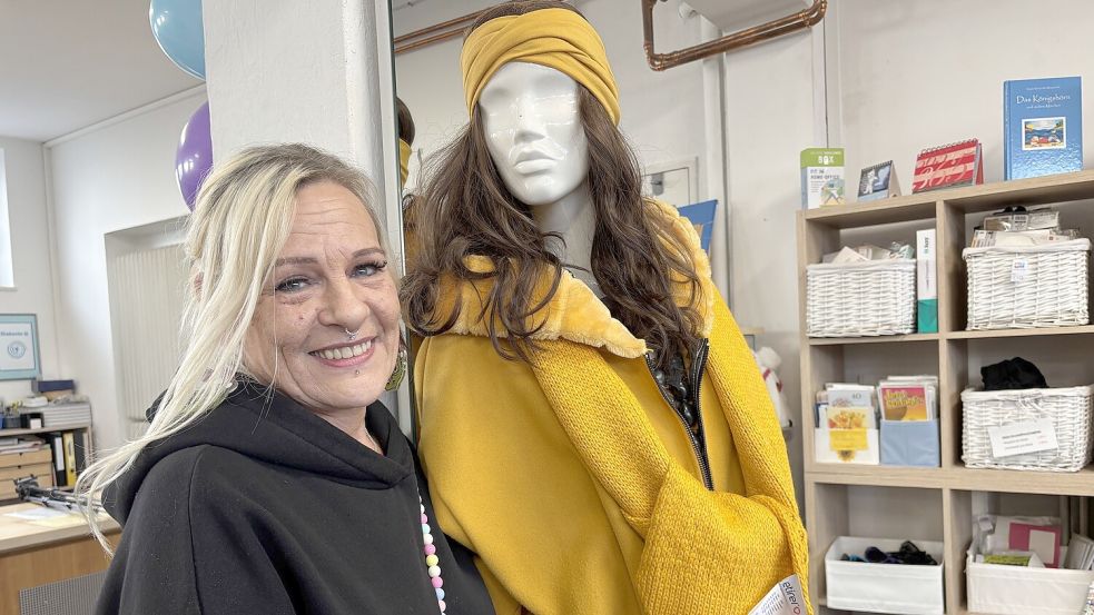 Für Sabine Bandura brechen die letzten Wochen im Sozialen Kaufhaus an. Für die kleine Feierstunde hat sie auch die Schaufensterpuppe extra schick gemacht. Nach dem Ende ihrer Maßnahme will Bandura das Team als Ehrenamtliche weiterhin unterstützen. Foto: Mieke Matthes
