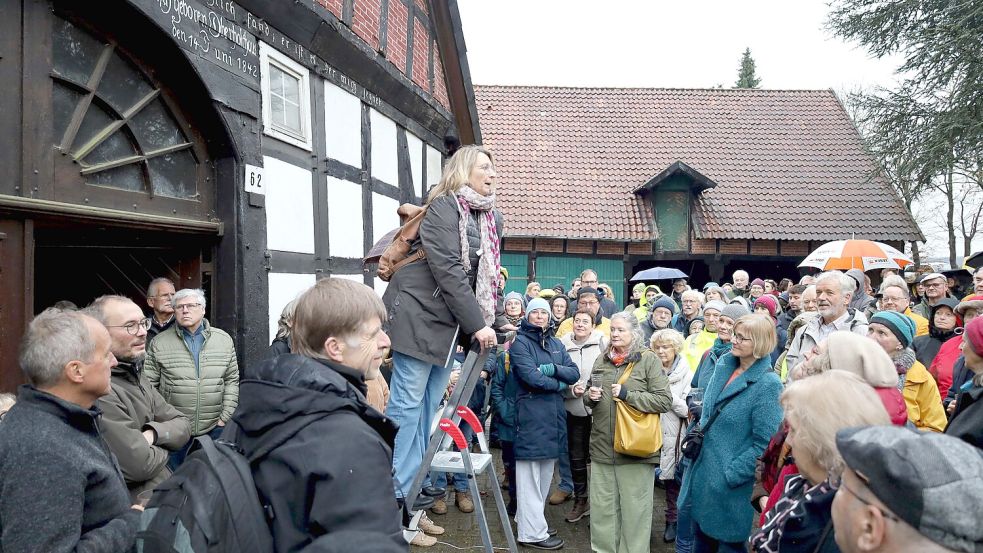 Auf eine Leiter musste Sabine Steinkamp von der Kontaktstelle Wohnraum der Stadt Osnabrück klettern, damit alle sie sehen konnten. Der Andrang auf dem Hof Hanesch war riesig. Foto: Thomas Wübker