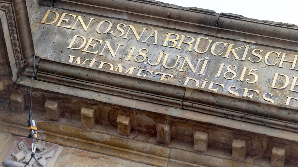 Die Inschrift am Heger Tor, nachdem sie von Mitarbeiter einer Fachfirma gesäubert wurde. Jetzt gibt es Probleme mit der Vergoldung der Buchstaben. Foto: Tobias Saalschmidt
