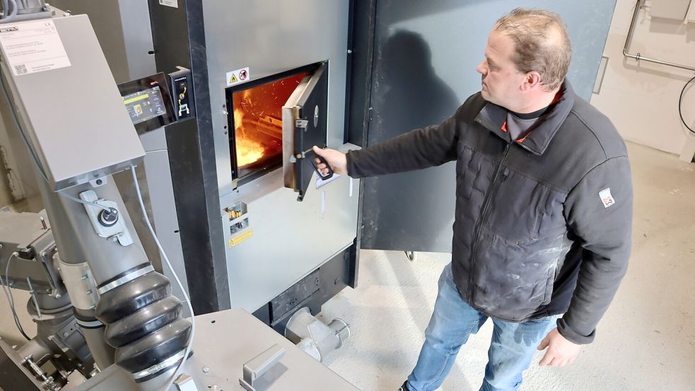 Die Anlage wird ausschließlich mit Holzhackschnitzeln betrieben, die die Kreisstraßenmeisterei aus jährlich anfallendem Wegebegleitholz und weiteren Holzresten bereitstellt. Foto: Landkreis Aurich