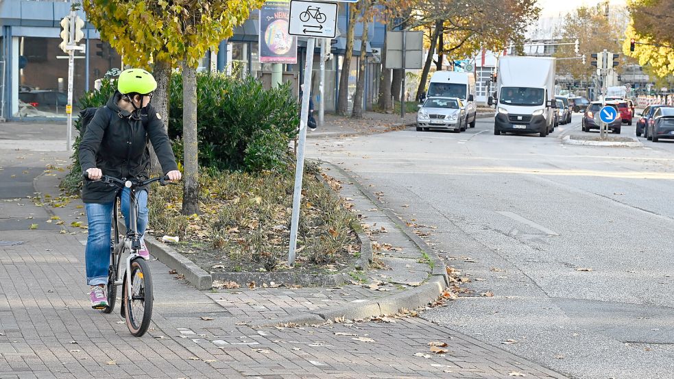 Kommt von links ein Auto angerauscht? Seit ihrem Unfall ist Redakteurin Manu Schmickler noch vorsichtiger an Kreuzungen. Foto: Patrick Sun