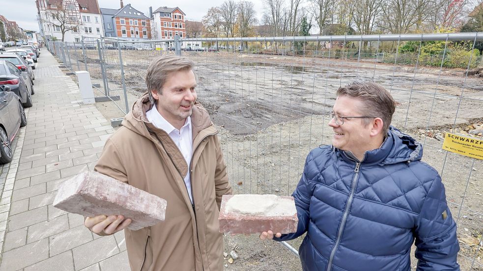 Der Abriss der einstigen Seifenfabrik an der Osnabrücker Rehmstraße war für die Firma Köster ein Feldversuch in Sachen Kreislaufwirtschaft: Die Köster-Mitarbeiter Mark Niehüser (links) und Meik Wibbeler waren für die „Ernte“ der alten Ziegelsteine verantwortlich. Foto: Jörn Martens