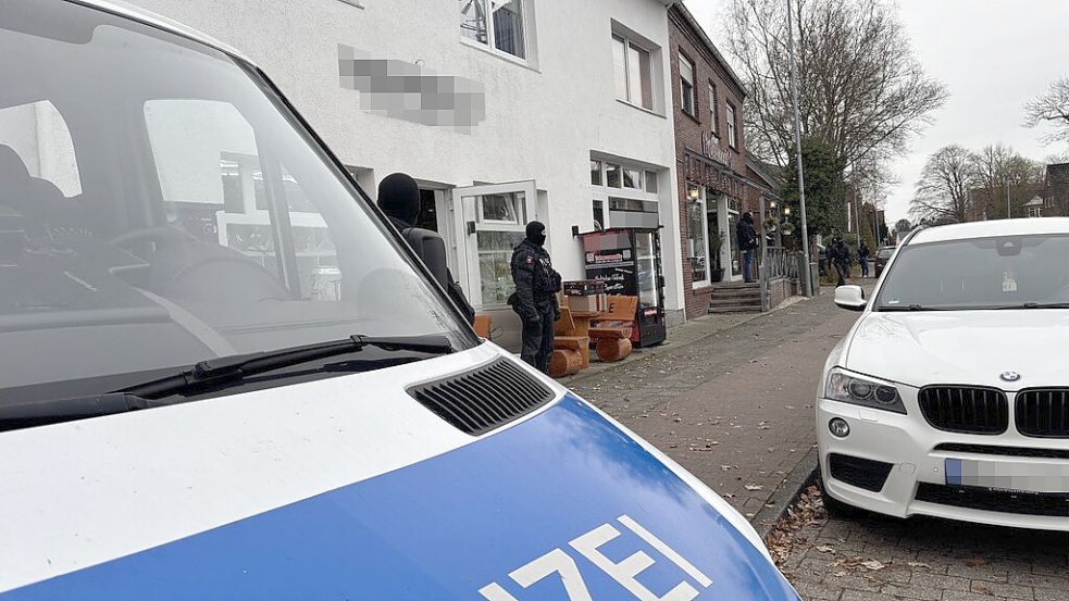 Die Polizei, der Zoll und die Steuerfahnder sind derzeit in Aurich im Einsatz.