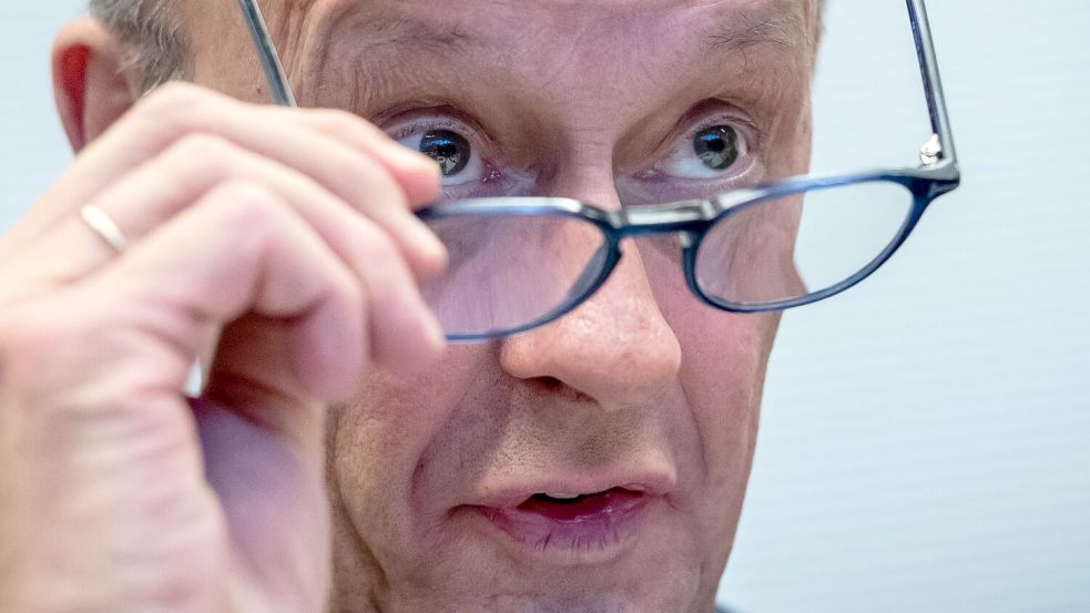 Kanzler Merz warnte in der Fraktionssitzung vor einer Destabilisierung Deutschlands und Europas, wenn die Koalition keine eigene Mehrheit für das Renten-Gesetz zustande bringt. Foto: Michael Kappeler/dpa
