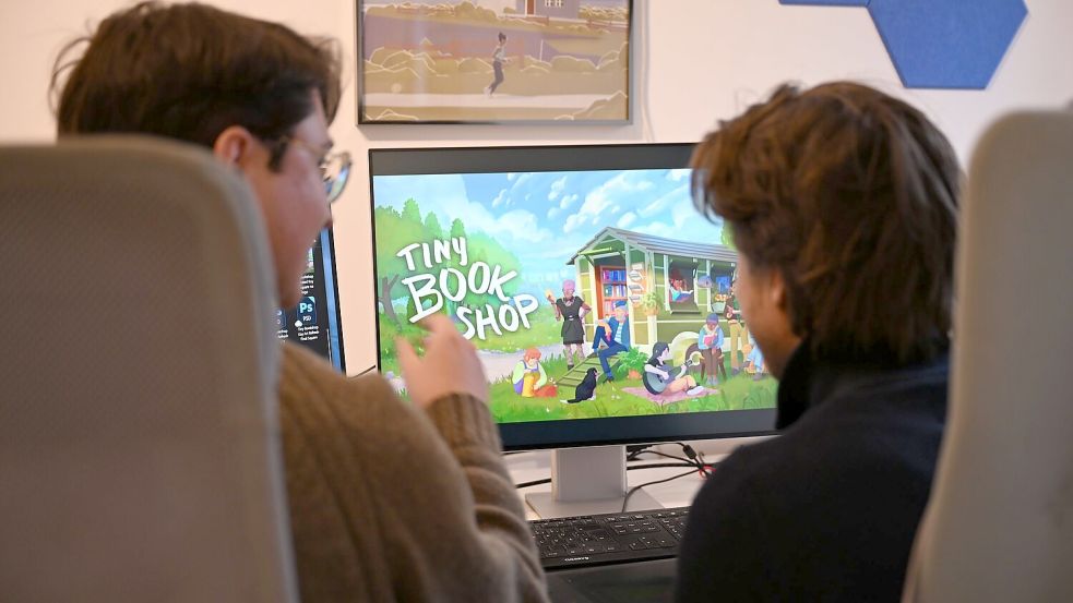 Als Bachelor-Arbeit an der Uni entstanden, inzwischen ein großer Verkaufserfolg: Das Spiel „Tiny Bookshop“ mit ihren beiden Entwicklern David Zapfe-Wilde (links) und Raven Rusch. Foto: Wolf von Dewitz/dpa