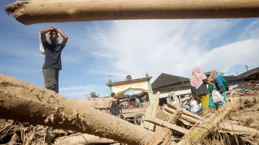 Viele Häuser und Brücken auf Sumatra sind zerstört. Foto: Binsar Bakkara/AP/dpa
