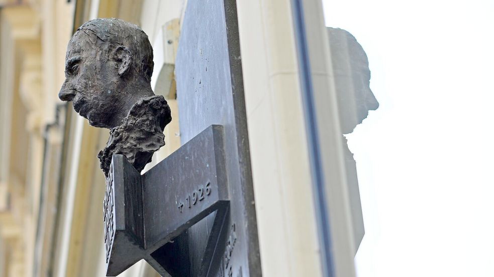 In Prag erinnert eine Büste an den Schriftsteller Rainer Maria Rilke (1875-1926). Hier besuchte er die Volksschule. Foto: Michael Heitmann/dpa